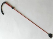 Короткий плетеный стек с наконечником-крестом и красной рукоятью - 70 см.