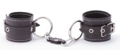 Черные кожаные наручники с контрастной строчкой