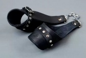 Чёрные кожаные наручники для подвешивания