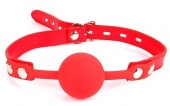 Красный силиконовый кляп-шарик на регулируемом ремешке