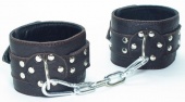 Кожаные наручники на металлической цепочке