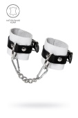 Бело-черные кожаные наручники с одним ремешком с люверсами