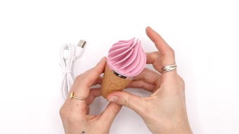 Вибратор с нежными лепестками Satisfyer Sweet Treat розовый