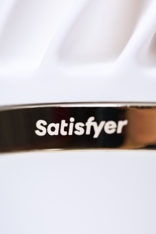 Мини-вибратор с нежными лепестками Satisfyer Sweet Treat белый