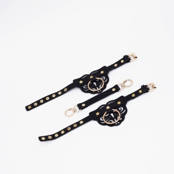 Черные оковы с золотистой фурнитурой