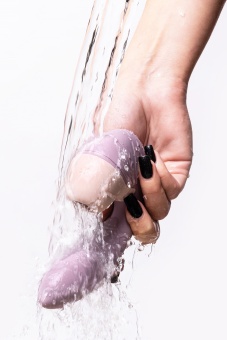 Вибратор с вакуумным стимулятором Satisfyer Supernova сиреневый