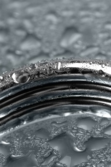 Металлическое кольцо на пенис