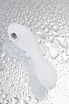 Вибратор с вакуумной стимуляцией Satisfyer Curvy Trinity 5+ и управлением от приложения белый