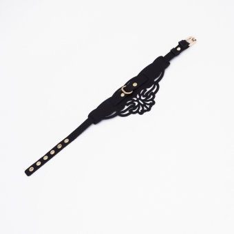 Фигурный чокер с узорами и золотистой фурнитурой