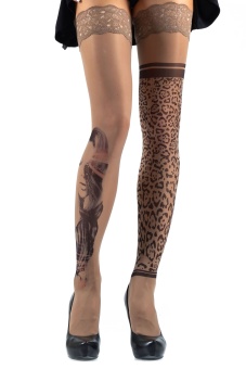 Чулки с девушкой на правой ножке и леопардовым принтом на левой