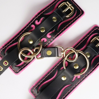 Черные кожаные наручники с розовой строчкой