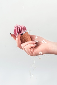 Вибратор с нежными лепестками Satisfyer Sweet Treat розовый