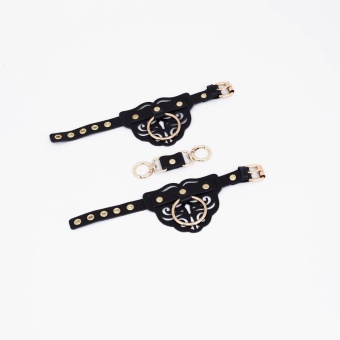 Черные наручники с золотистой фурнитурой