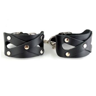 Черные кожаные наручники  Цезарь  с цепочкой на карабинах Черные кожаные наручники  Цезарь  с цепочкой на карабинах