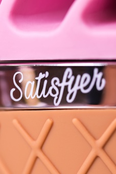 Вибратор с нежными лепестками Satisfyer Sweet Treat розовый